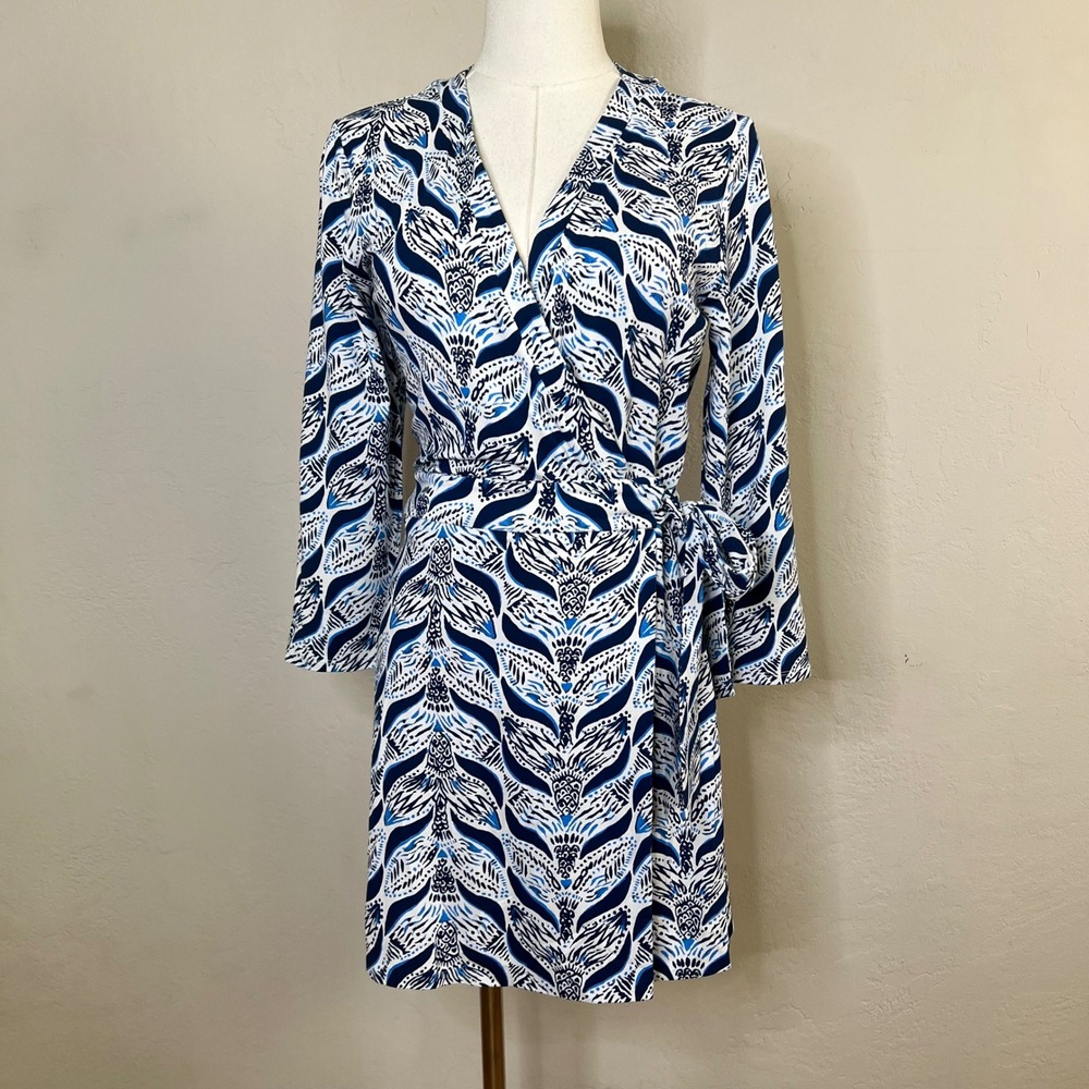Lilly Pulitzer Romper Karlie Wrap Size Medium Blue White Abstract Pattern Knit